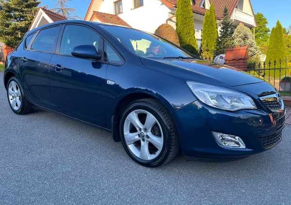 Opel Astra cena 32700 przebieg: 135000, rok produkcji 2012 z Biała małe 92